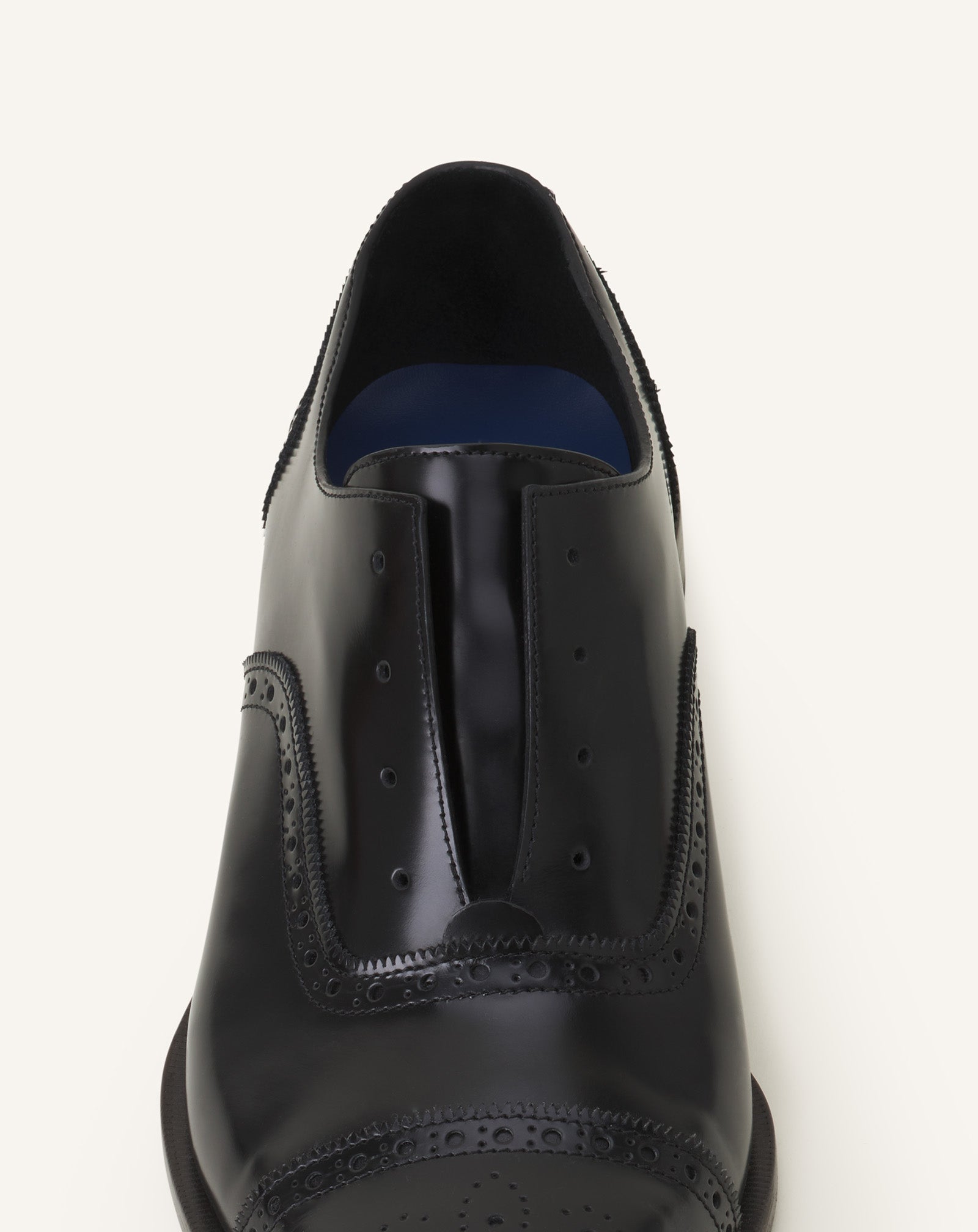 BROGUE OXFORD SHOE IN SHINY LEATHER
