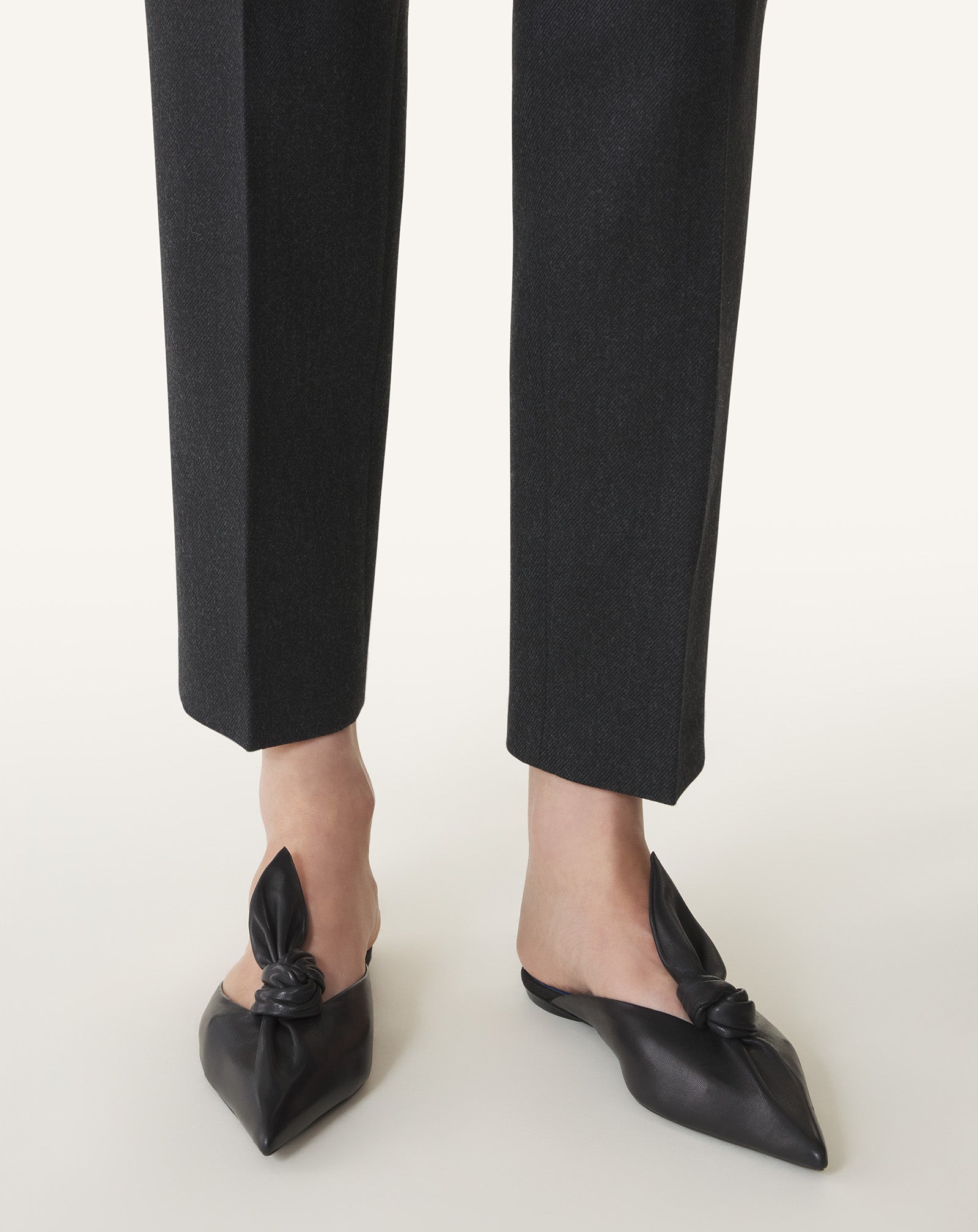 BLACK MIDNIGHT STEP MULE WITH A LEATHER BOW