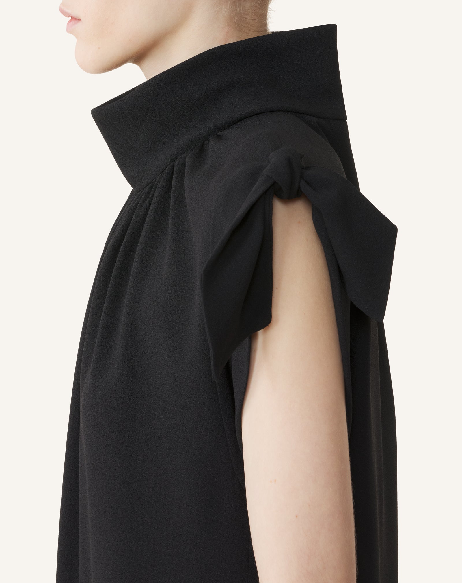BLACK EMBROIDERED BOW DRESS IN SABLÉ