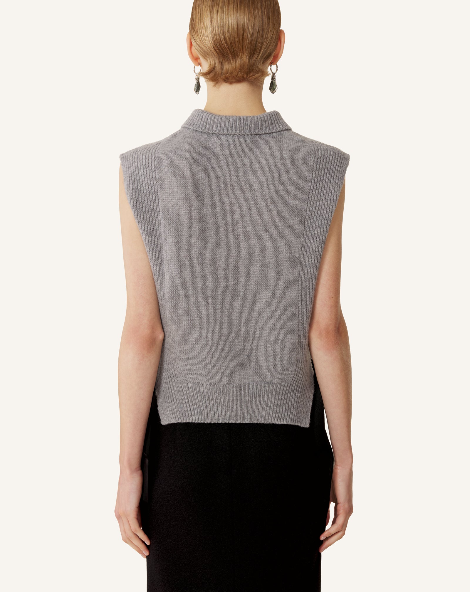 BLACK SLEEVELESS CASHMERE SWEATER